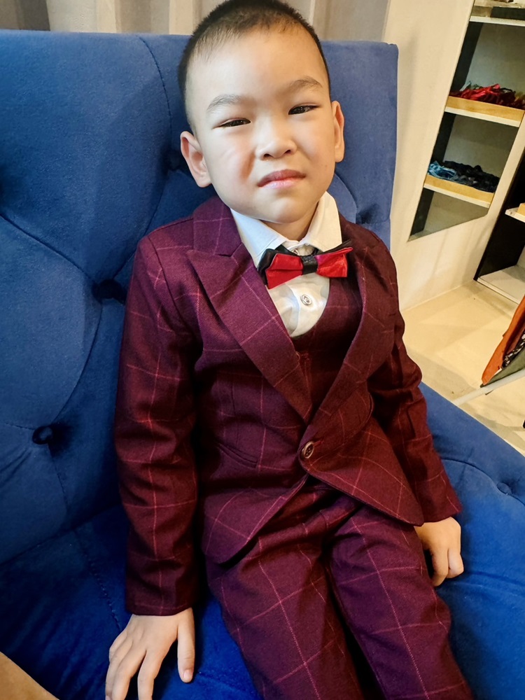 พร้อมเช่า ชุดสูทเด็กชาย สีแดงเบอกันดีลายตาราง **พร้อมเช่าไซส์ 110,120,130,140**