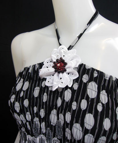 ชุดราตรีเกาะอกยาวลายจุดไล่สี แต่งเข็มกลัดลูกไม้และลูกปัดแก้ว