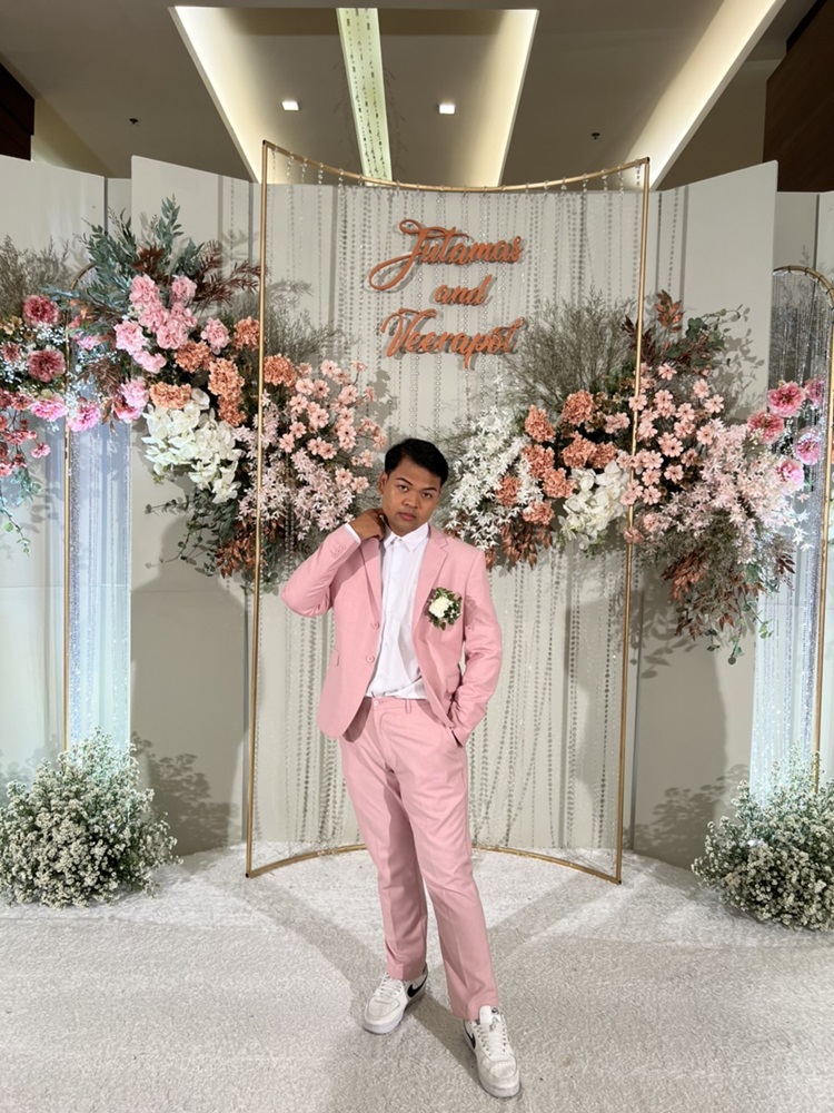 พร้อมเช่า ชุดสูทชาย สีชมพูพาสเทล 2 กระดุม ลายทอแบบเรียบเนียน (ไม่มีกั๊ก)