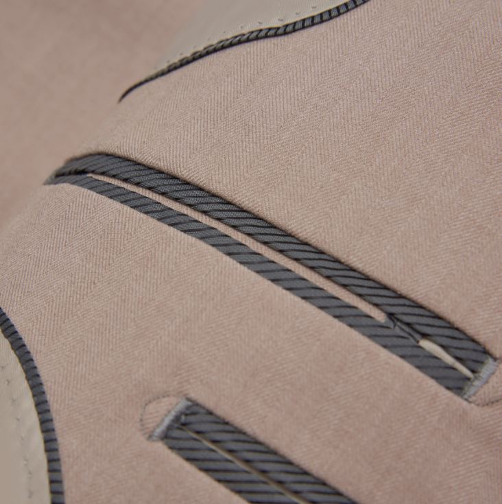 พร้อมเช่า ชุดสูทชาย งานเนียบ แบบเรียบหรู สีเบจ พร้อมเสื้อกั๊ก