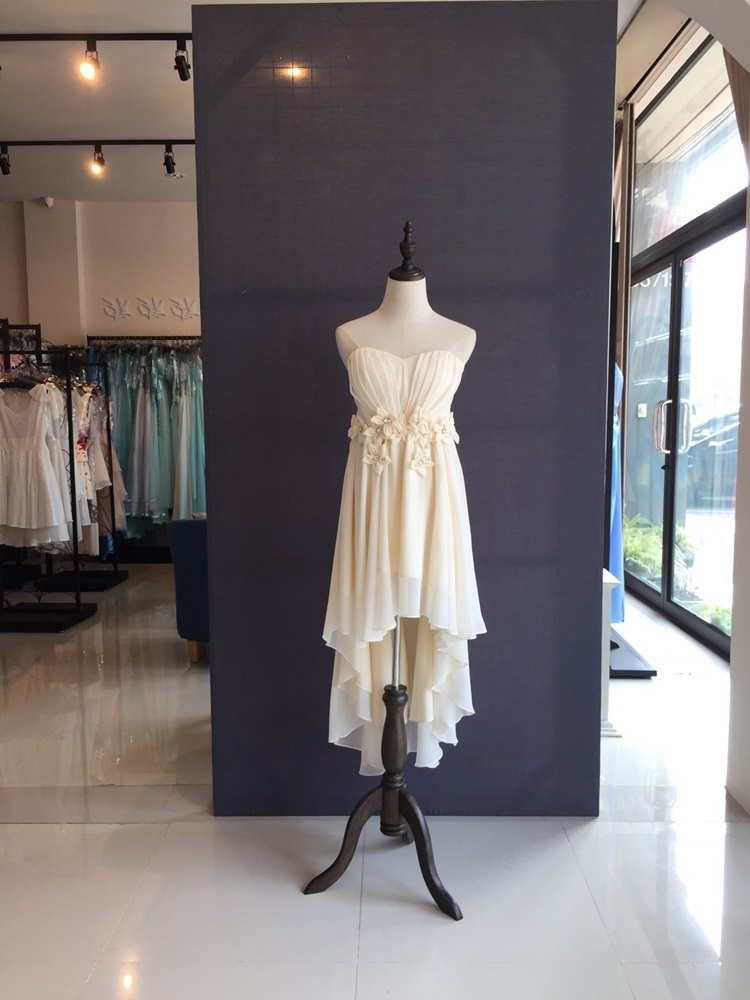 พร้อมเช่า ชุดราตรีสั้น เกาะอก หน้าสั้นหลังยาว แต่งดอกเพิ่มคริสตัล สีครีม