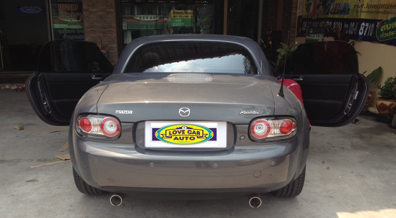 โรงงานพรมปูพื้นรถยนต์เข้ารูป Mazda MX-5 ลายธนูสีครีมขอบเทา