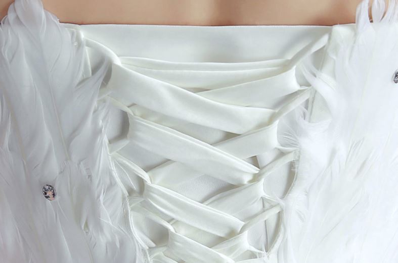 พร้อมเช่า ชุดแฟนซี ชุดราตรีสั้น สีขาว เกาะอก ขนนก กระโปรงระบายเป็นชั้น ๆ เชือกผูกหลัง