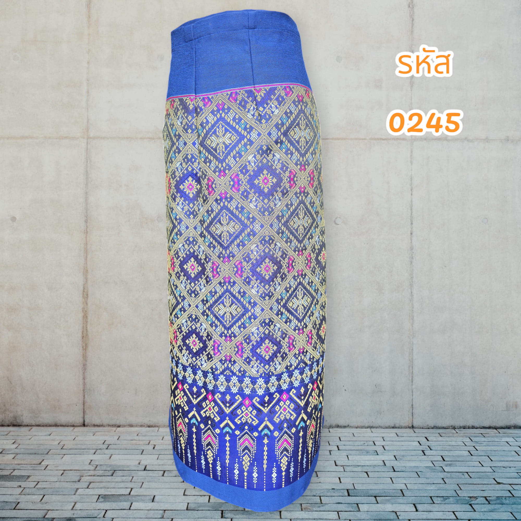 ผ้าถุงสำเร็จรูปแบบป้ายเย็บติดตะขอลายฉัตรสวรรค์สีน้ำเงิน (อัดผ้ากาว)