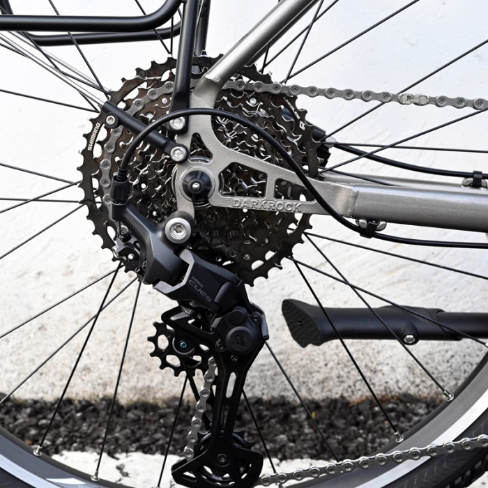 Darkrock Haikui Retro Bike 26 นิ้ว – จักรยานทัวร์ริ่งเหล็กโครโมลี่ 11 สปีด Shimano CUES U6000 พร้อมดิสก์เบรก | จักรยานทัวร์ริ่งระยะไกลคุณภาพสูง