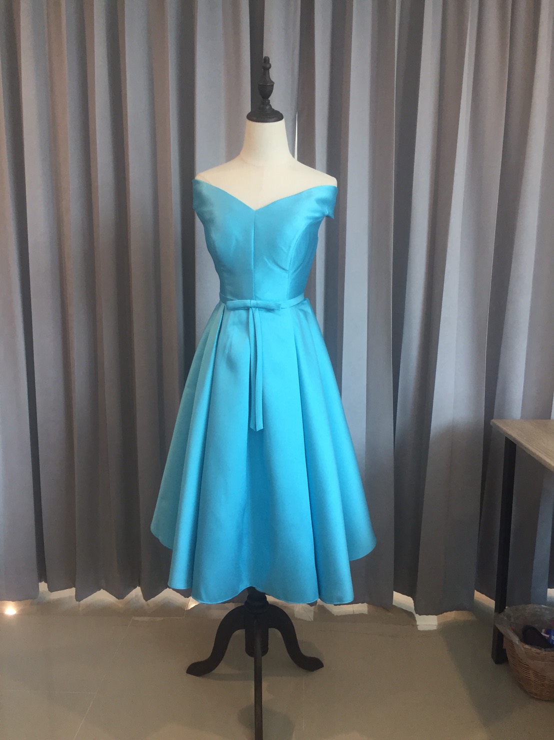 พร้อมส่ง ชุดราตรีสั้น แบบไหล่ปาด อกSweet Heart สไตล์วินเทจผ้าไหมดัชเชส กระโปรงทรงA 5ส่วน แต่งโบว์ ช่วงเอว สีฟ้า (เชือกผูกหลัง)