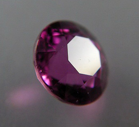 ซองเจีย(Songea Sapphire) ซองเจีย เป็นพลอย ดิบ unheated แดงชมพู อม-ม่วง พลอยเนื้อแข็งมีความสวยงาม ขนาดพลอย 5.89x3.98mm. นน.1.17ct.. ราคาโทรถาม