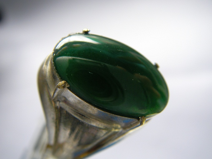 jadeite หรือ jade เนื้อแก้ว เขียวใบตองเข้ม หยกสวย ทำแหวนล้อมเพชร คงขึ้นสวย ขนาด 16.24x10.14x2.63 mm. นน. 3.38 ct. ราคาโทรถาม