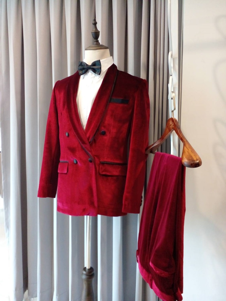 สูทแฟนซี สูท แดงแต่งขอบดำ กระดุมคู่ เนื้อผ้ากำหยี่ หรูหรา