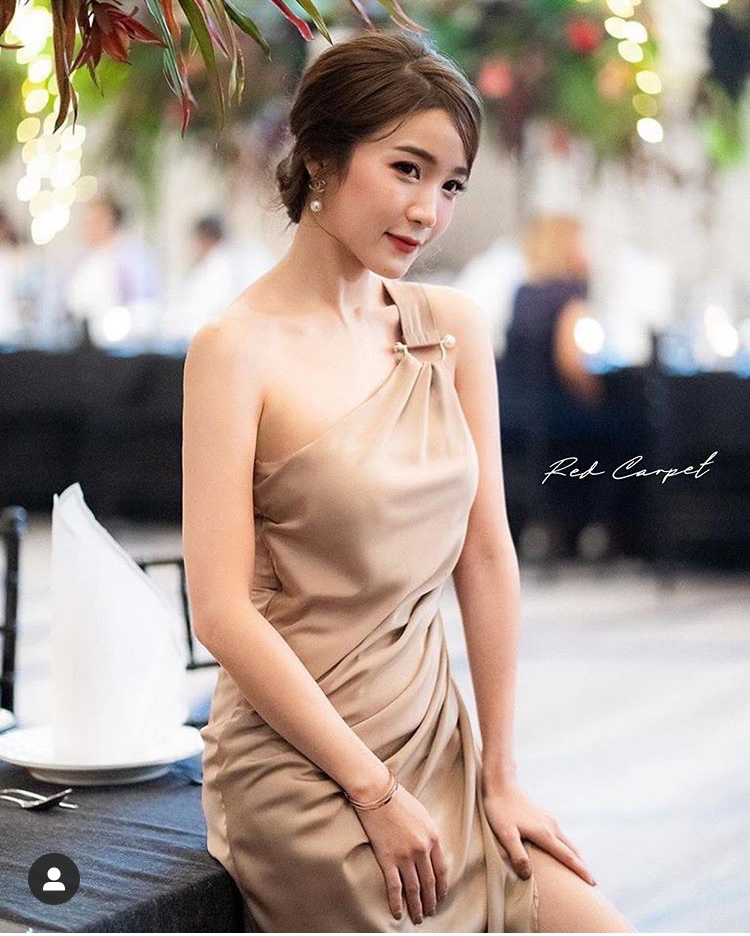 พร้อมเช่า ชุดราตรียาว ชุดเดรส ไหล่เฉียง จับเดรปหน้า สีน้ำเงิน สีกรมท่า