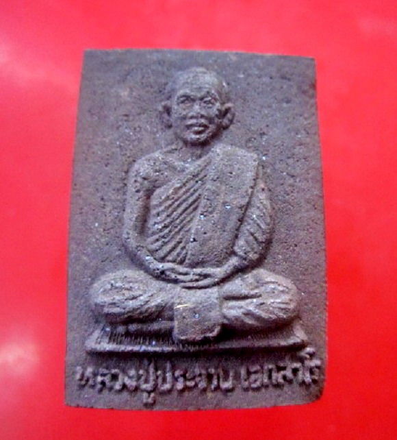 พระสมเด็จ แร่เหล็กน้ำพี้ รูปเหมือนหลวงปู่จวบ เอกสาโร ไม่ทราบที่คับ
