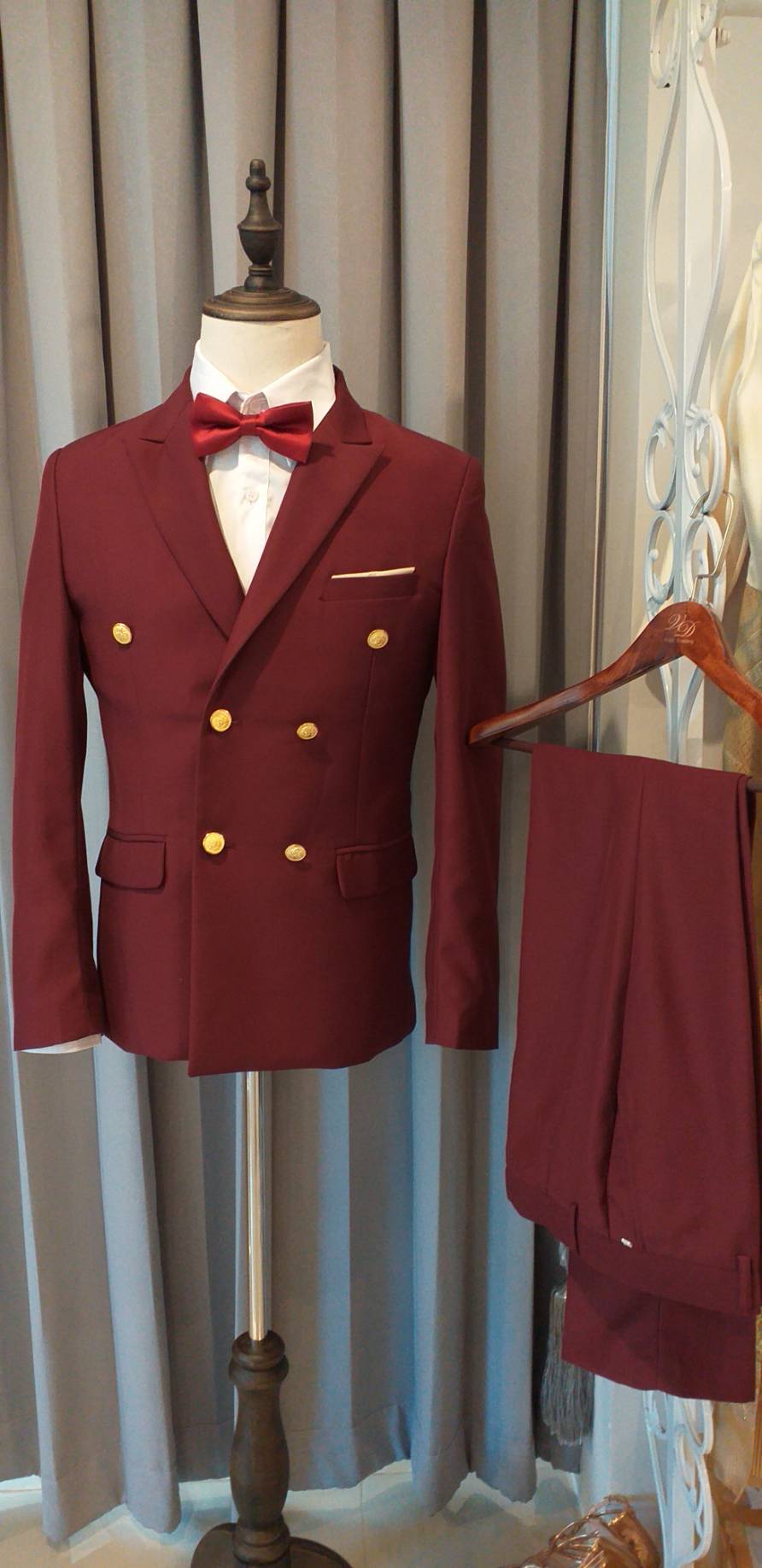 พร้อมเช่า ชุดสูทชาย สีไวน์แดง สองกระดุม แบบคลาสสิก ไม่มีเสื้อกั๊ก