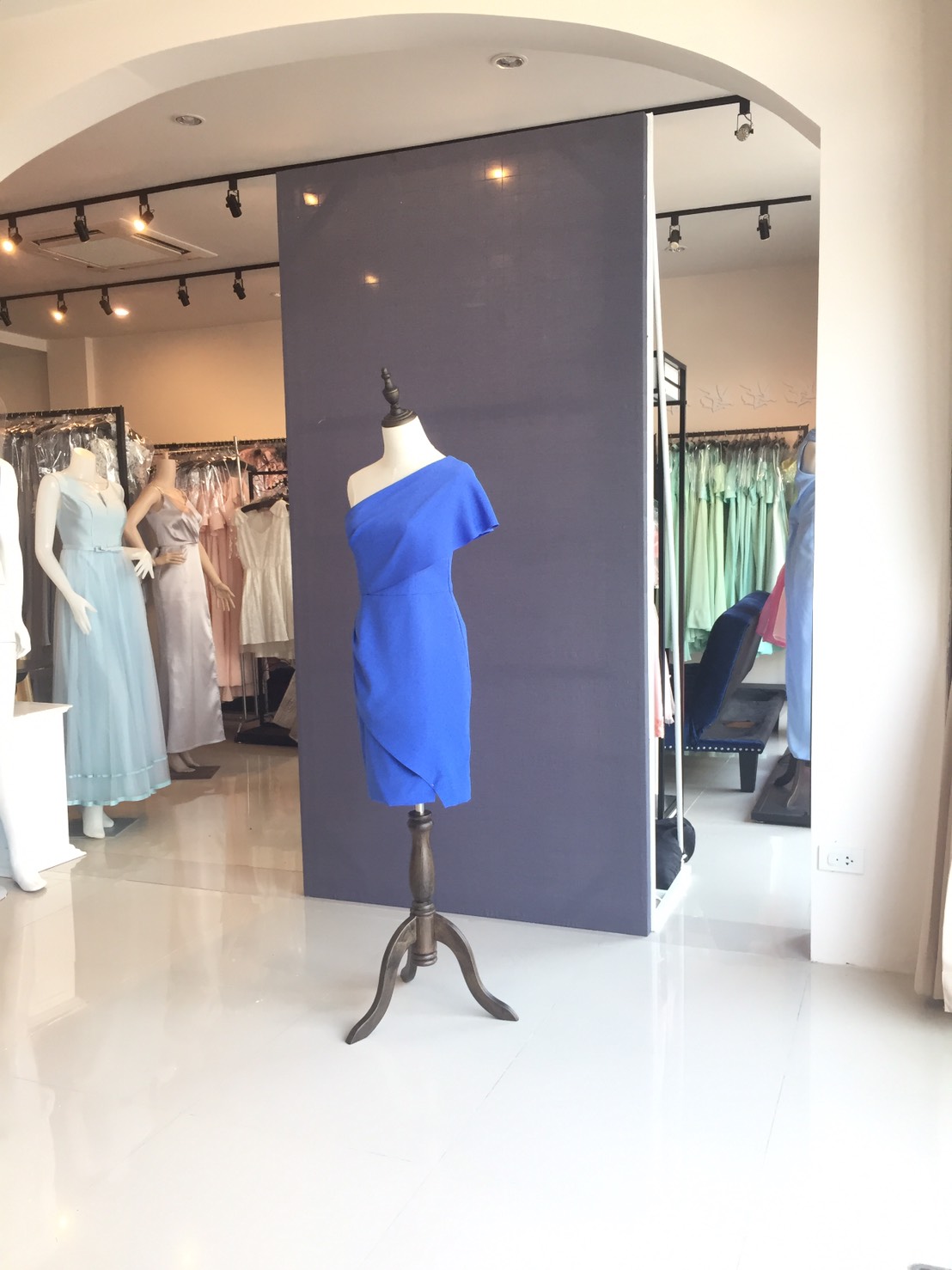 พร้อมเช่า ชุดราตรีสั้น ราตรีไหล่เฉียง ระบายสีฟ้าคราม เนื้อผ้าดีมาก กระโปรงทิ้งตัวสวย