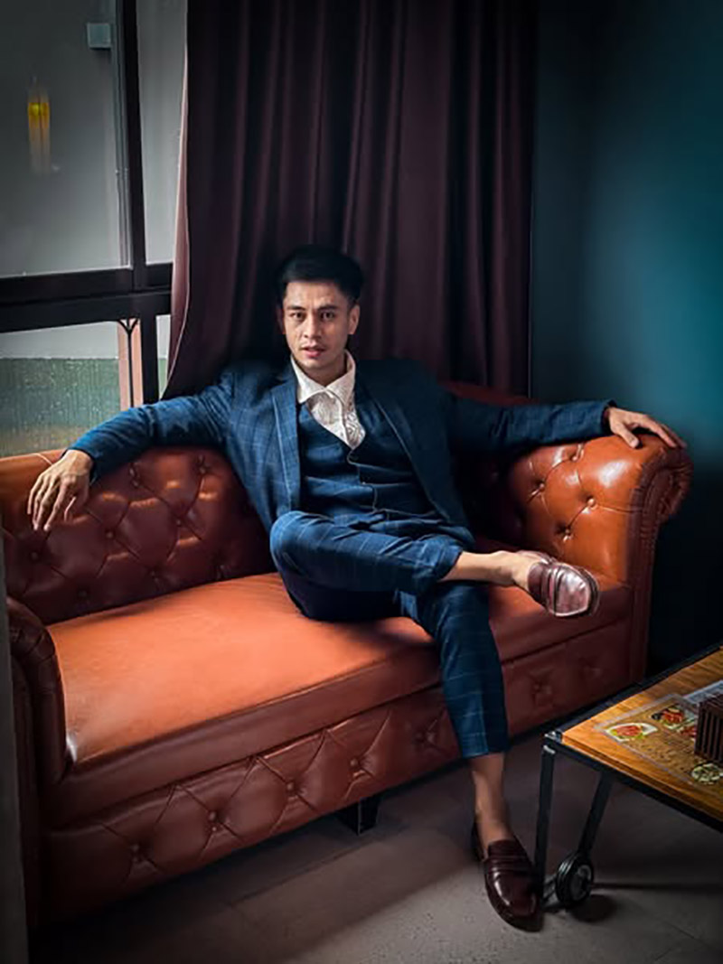 พร้อมเช่า ชุดสูทชาย สีกรมท่า ลายตาราง ทรงเข้ารูป Slim-cut พร้อมเสื้อกั๊ก