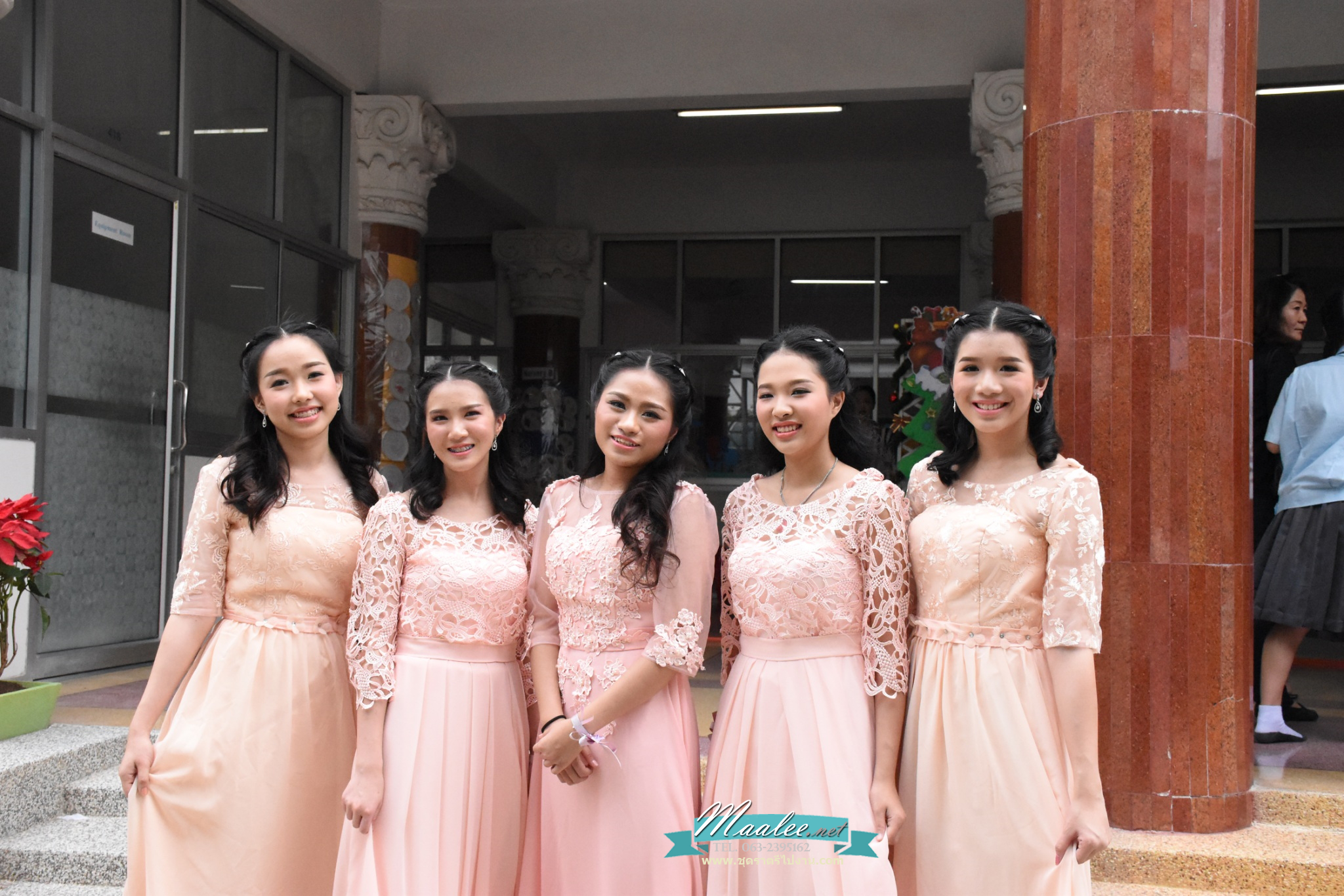 พร้อมส่ง ชุดราตรียาว สีขาว แขนยาว แบบเรียบหรู แต่งลูกไม้เซาะดอก ปักลูกปัดมุก