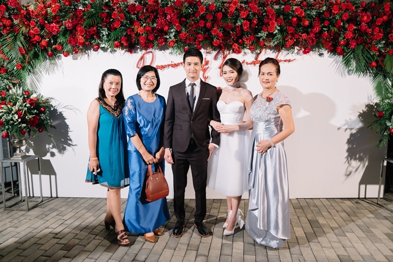 พร้อมเช่า ชุดราตรียาว แขนสั้น ผ้าซาติน จับจีบตีเกล็ดช่วงเอว เนื้อผ้าลูกไม้ เรียบหรู สีเทา