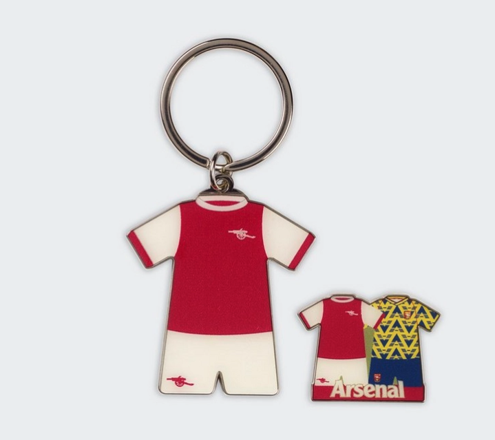 พวงกุญแจอาร์เซนอล Retro Keyring and Badge Set ของแท้