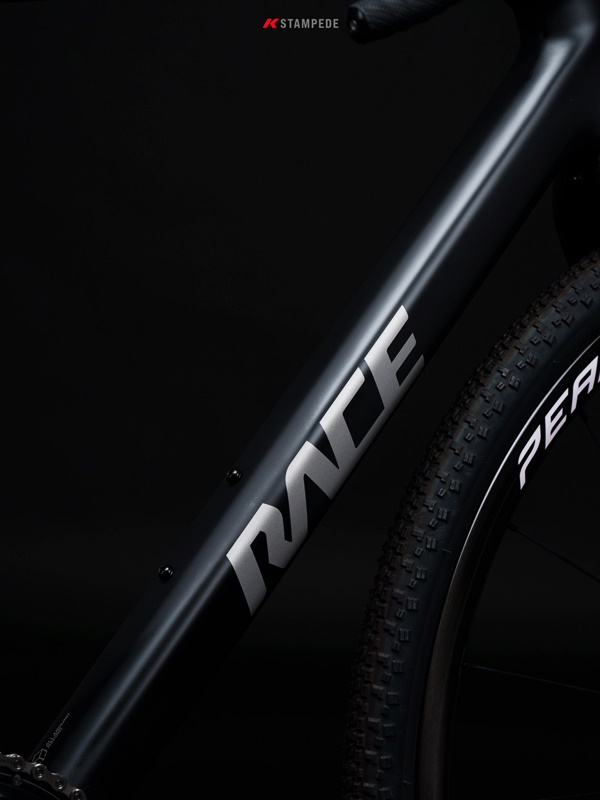 2026 KAZE RACE STAMPEDE Smart Version | กราเวลไบค์คาร์บอน T1000/800 ชุดขับ Shimano 105 2x11 Speed — ลุยได้ทุกเส้นทาง น้ำหนักเบา 8.85 กก. 🚵♀️