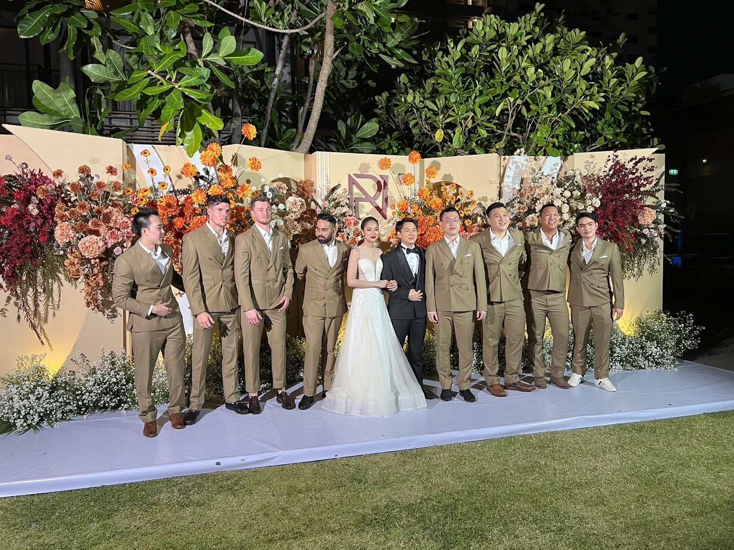 พร้อมเช่า ชุดสูทชาย สูทสีน้ำตาล Coffee Brown กระดุม 2 แถว Double-breasted Suit