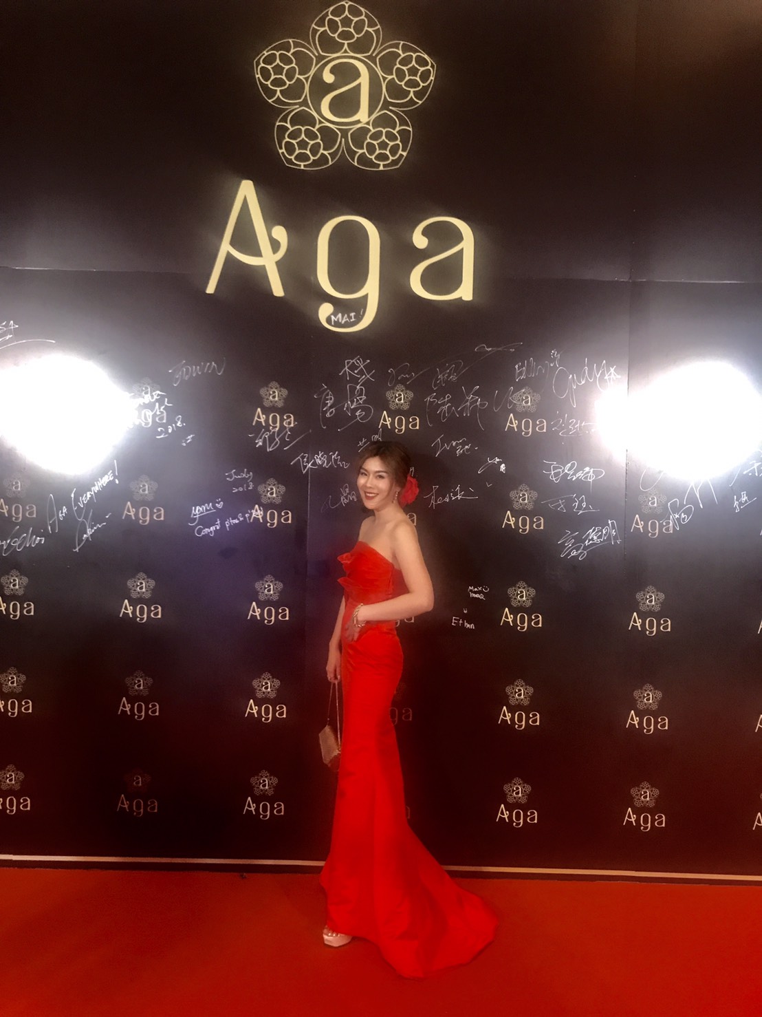 พร้อมเช่า ชุดเจ้าสาว/เพื่อนเจ้าสาว ราตรียาว แบบเกาะอก ทรงหางปลา สีแดง เรียบหรู แต่งผ้าแก้วช่วงอก กระโปรงผ้าซาติน ชายยาว (เชือกผูกหลัง)