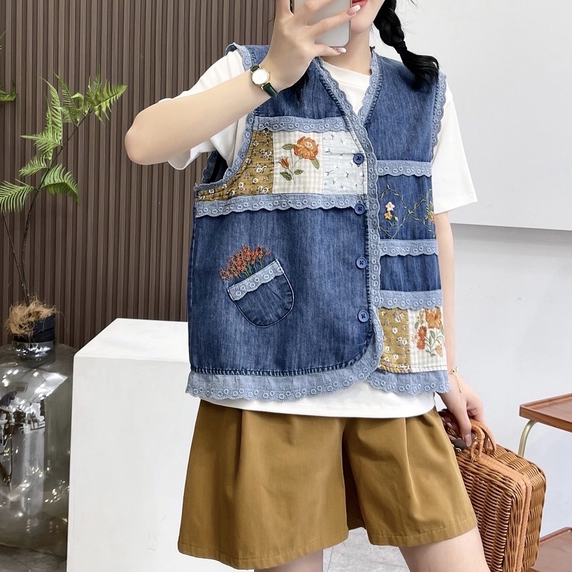 เสื้อกั๊กลายปักแต่งลูกไม้
