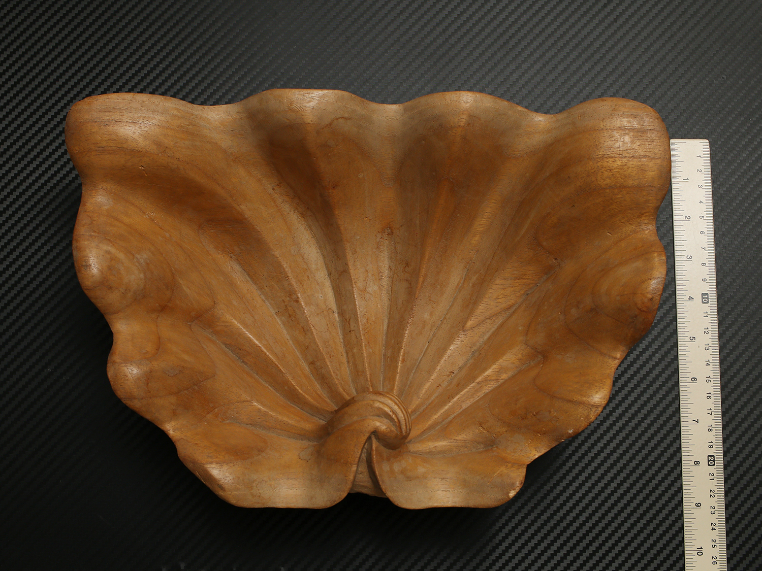 ถาดใส่ผลไม้ รูปทรง "เปลือกหอยมือเสือ" แกะสลัก สวยงาม น่าใข้