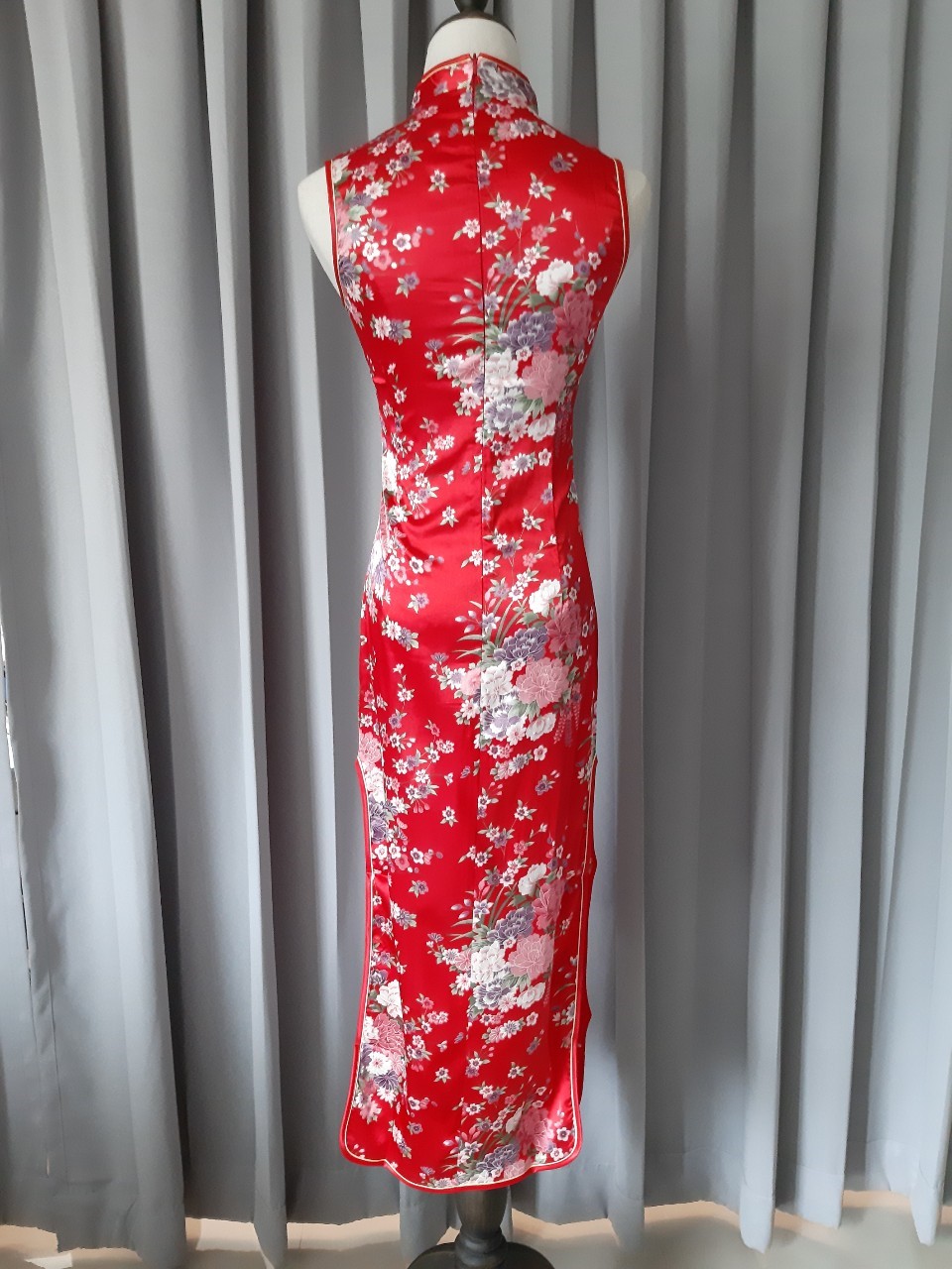 Pre-order กี่เพ้า ผ้าแพร สีแดง พิมพ์ลายดอกไม้ ตัดเย็บอย่างดี