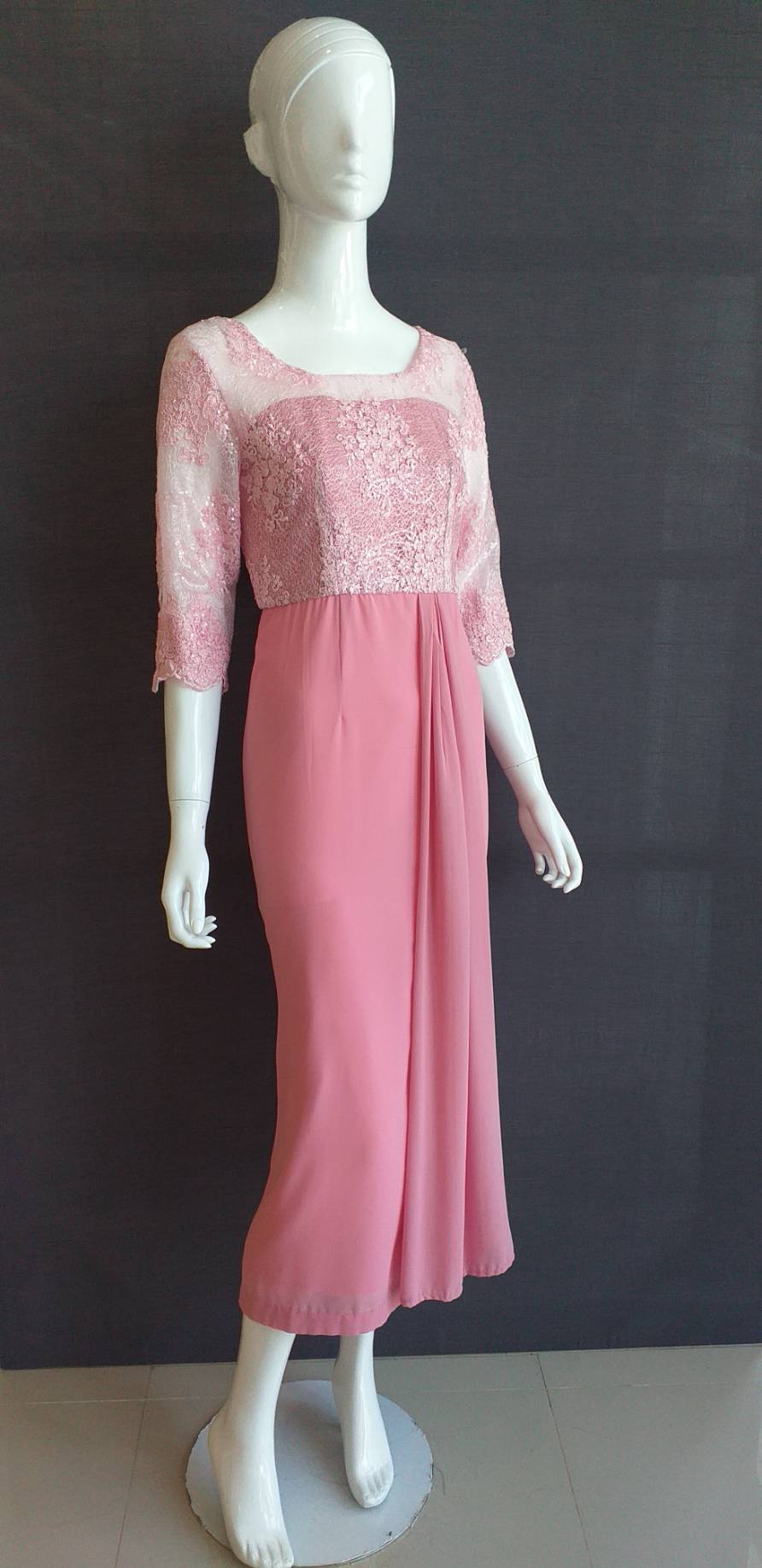 พร้อมเช่า ชุดไทยคุณแม่ เดรสเสื้อลูกไม้ เดรสยาว เรียบหรู สีกลีบบัว