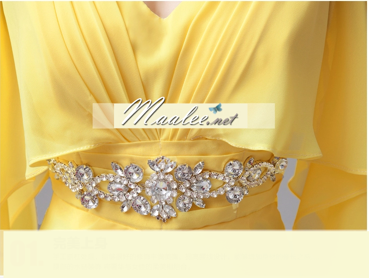 พร้อมเช่า ชุดราตรียาว สีเหลือง แบบเก๋ แขนย้วยผ่าข้างช่วยพรางต้นแขน แต่งเลื่อมช่วงเอว เข็มกลัดเพชรตรงไหล่