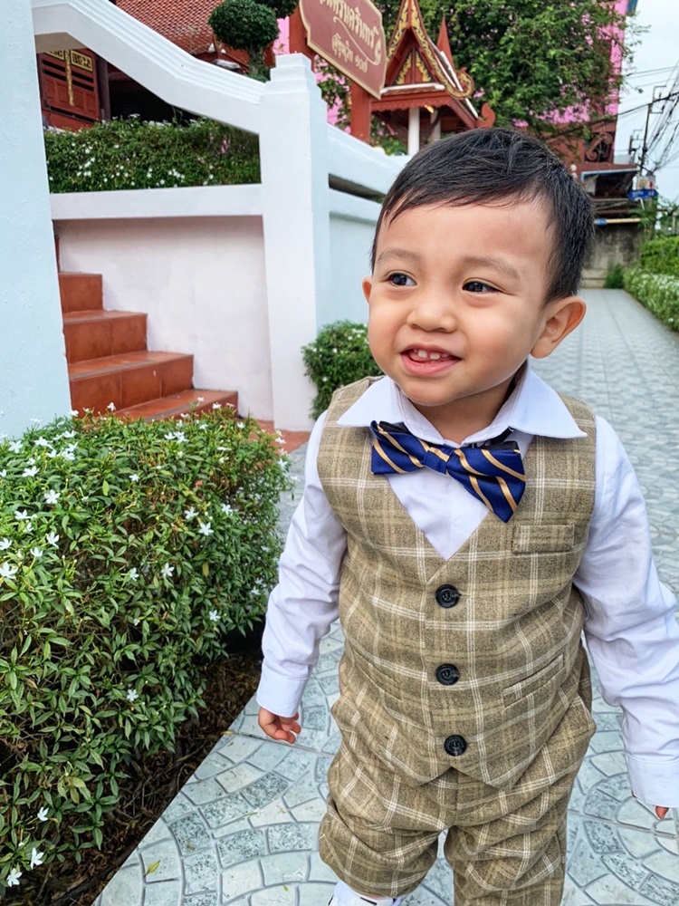 พร้อมเช่า ชุดสูทเด็กชาย สีกากีลายตาราง ** พร้อมเช่าไซส์ 100 , 110 , 120,130,140,150 **