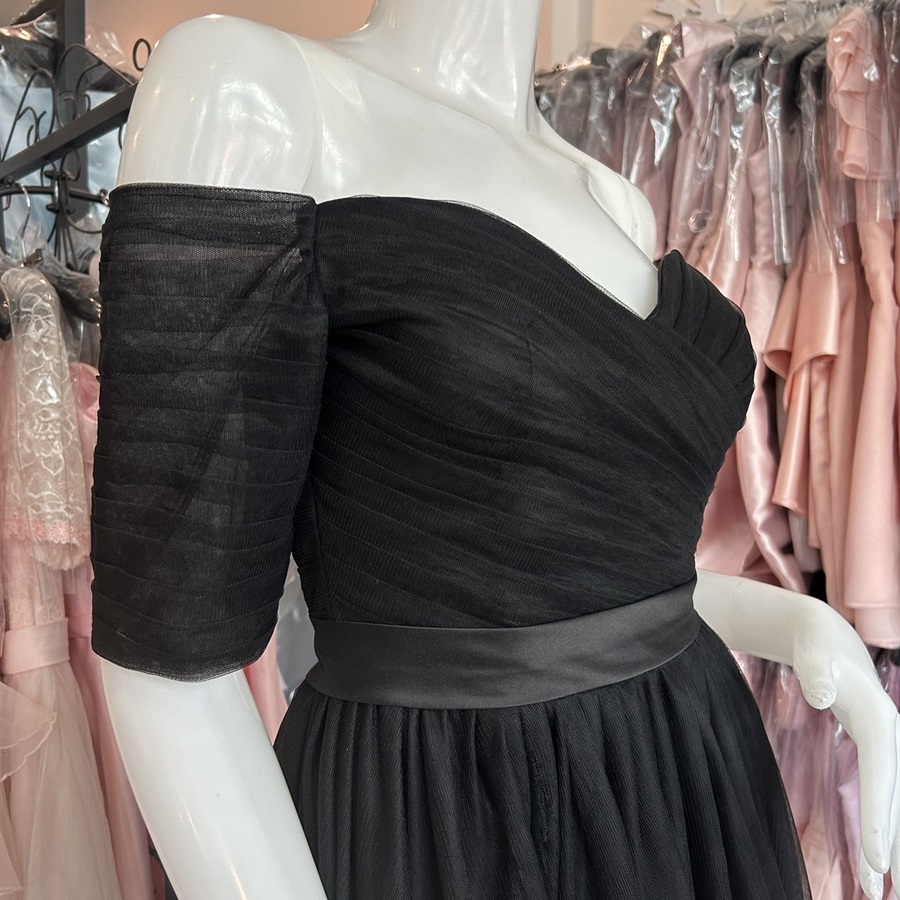 พร้อมเช่า ชุดราตรียาว & แบบปาดไหล่ สีดำ กระโปรงผ้าโปร่งตาข่ายนิ่ม ใส่สบายตัว อกจับจีบ ผ้าซาตินคาดเอว (เชือกผูกหลัง)