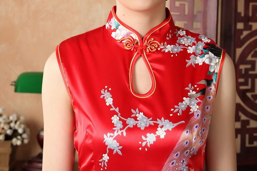 Pre-order กี่เพ้า ผ้าแพร สีแดง ทอลายนกยูง ตัดเย็บอย่างดี