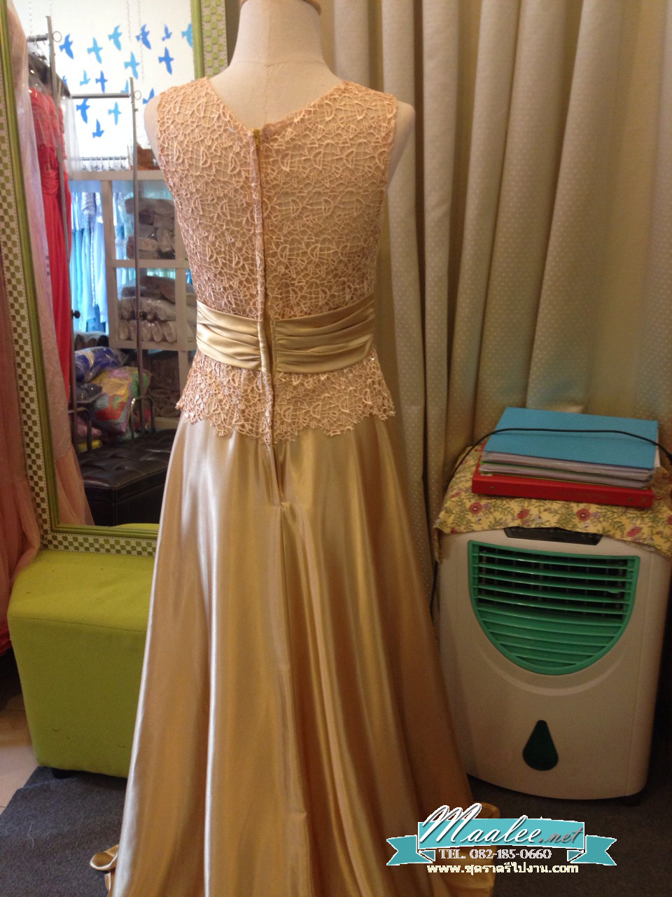 พร้อมเช่า ชุดราตรียาว แขนยาว แต่งลูกไม้ฉลุ ผาคาดเอวซาติน สีทอง สวยเรียบหรู