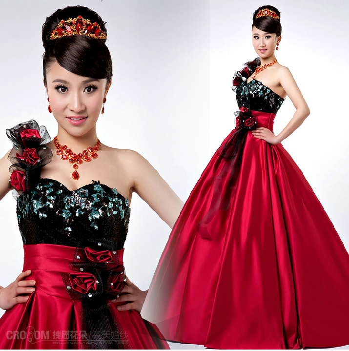 พร้อมเช่า ชุดแฟนซี ชุดราตรียาว แบบไหล่เฉียง สีแดง-ดำ แต่งดอกปักเลื่อมหรู ชุดจริงสวยเหมือนแบบ (เชือกผูกหลัง)