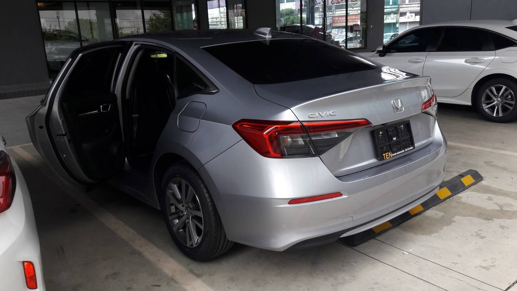 พรมปูพื้นรถยนต์ Honda Civic 2022 ปูพรม8D สีดำด้ายทองเย็บติดพรมดักฝุ่นสีเทา เข้ารูป