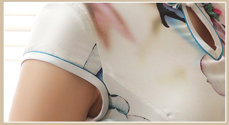 Pre-order กี่เพ้า สีเหลือง ลายดอกไม้สีฟ้า ผ่าข้าง กุ๊นขอบอย่างดี