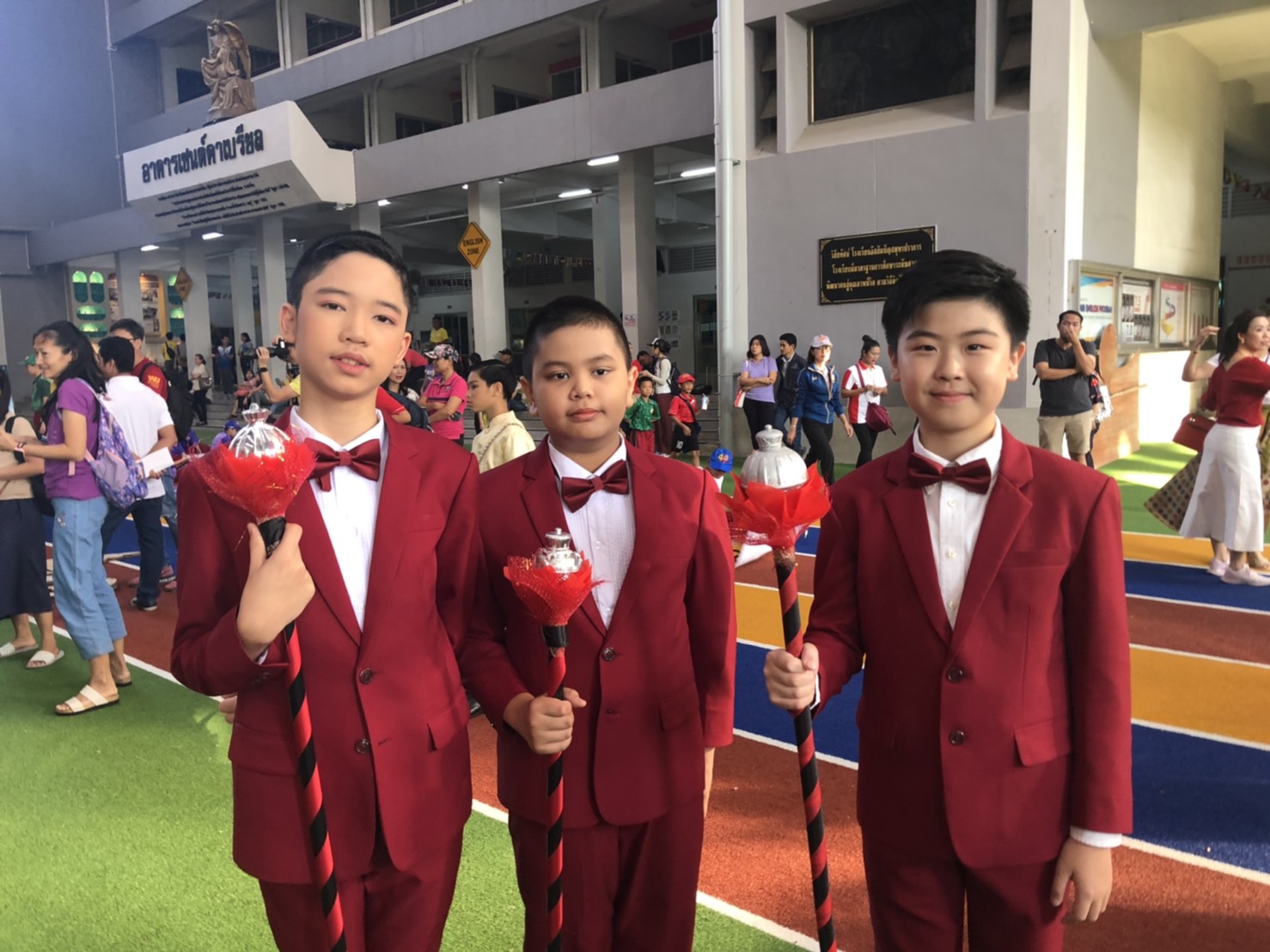 สูทตัดพร้อมเช่า ชุดสูทชาย สีไวน์แดง รุ่นกระดุมสองเม็ด ไม่มีเสื้อกั๊ก