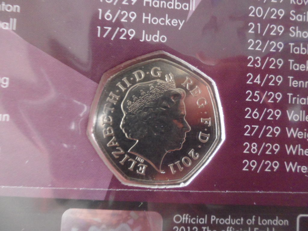 เหรียญที่ระลึก การแข่งขันกีฬาโอลิมปิก - โอลิมปิก ลอนดอน 2012; THE ROYAL MINT ชนิด 50 เพนซ์ ลายฟุตบอล ใหม่ / OLYMPICS International Sports Tournament Souvenir Coin - OLYMPICS LONDON 2012; THE ROYAL MINT 50 Pence FOOTBALL NEW