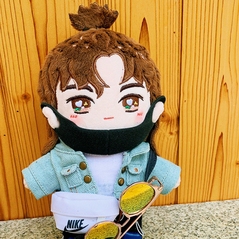 ตุ๊กตาหวังอี้ป๋อ (20 cm.) ชุดแจ็กเก็ตยีนส์ สนามบิน
