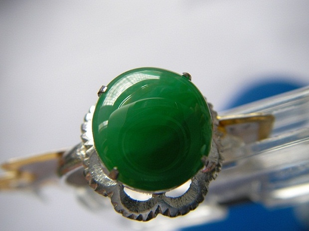 หยกพม่า jadeite หรือ jade เนื้อแก้วน้ำผึ้ง ออกเขียวกลาง ขนาด 9.07x9.81x3.08 mm. นน. 2.44 ct. ราคาโทรถาม