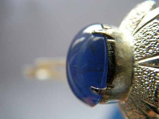 นิหร่าไพลินพม่า บ่อม๊กก๊ก เปลี่ยนสีได้เมื่อโดนแสงต่างระดับ น้ำเงิน-ม่วง ทรงนูนกองข้าว สวยมาก ขนาด 6.5x9.2x3.5 mm. นน. 2.45 ct. ราคาโทรถาม