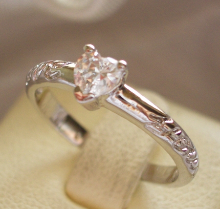 *** แหวนรักเดียวใจเดียว *** เพชรหัวใจ วงนี้เพชรเดี่ยวคะ ชุบทองแท้ 24 K หนา 5ไมครอน รหัส BR019RD