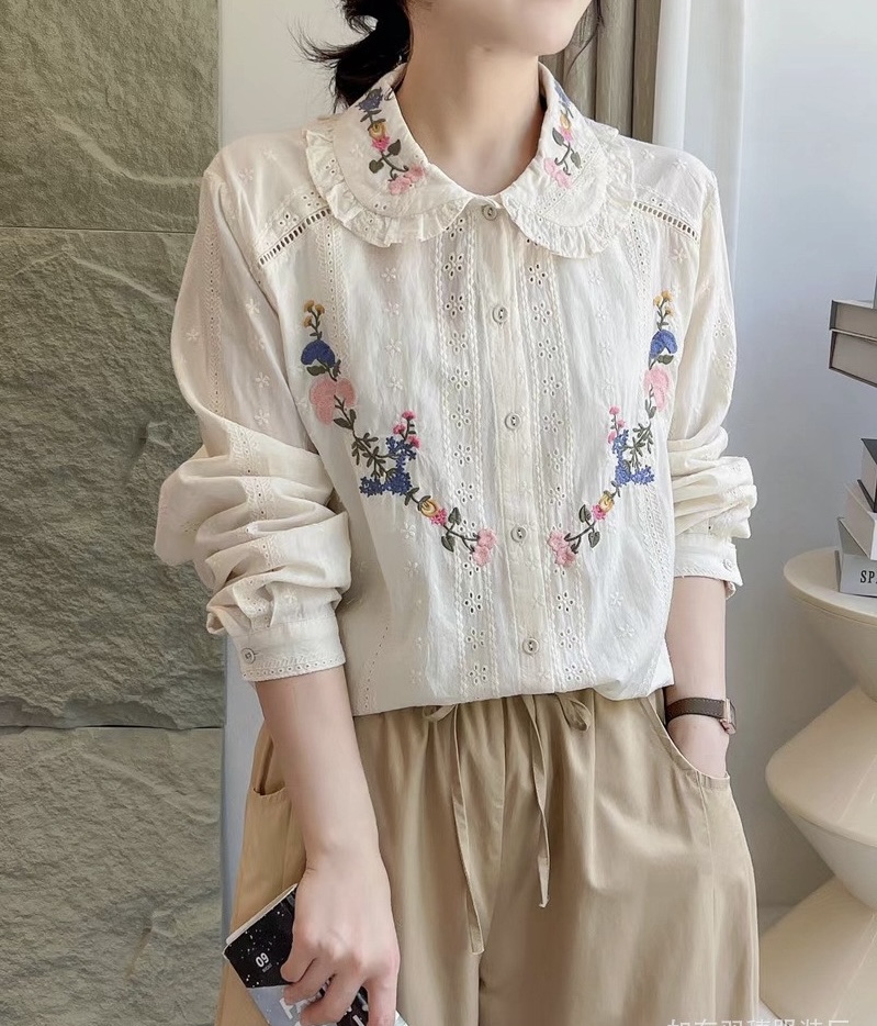 เสื้อคอบัวผ้าลูกไม้ลายปัก