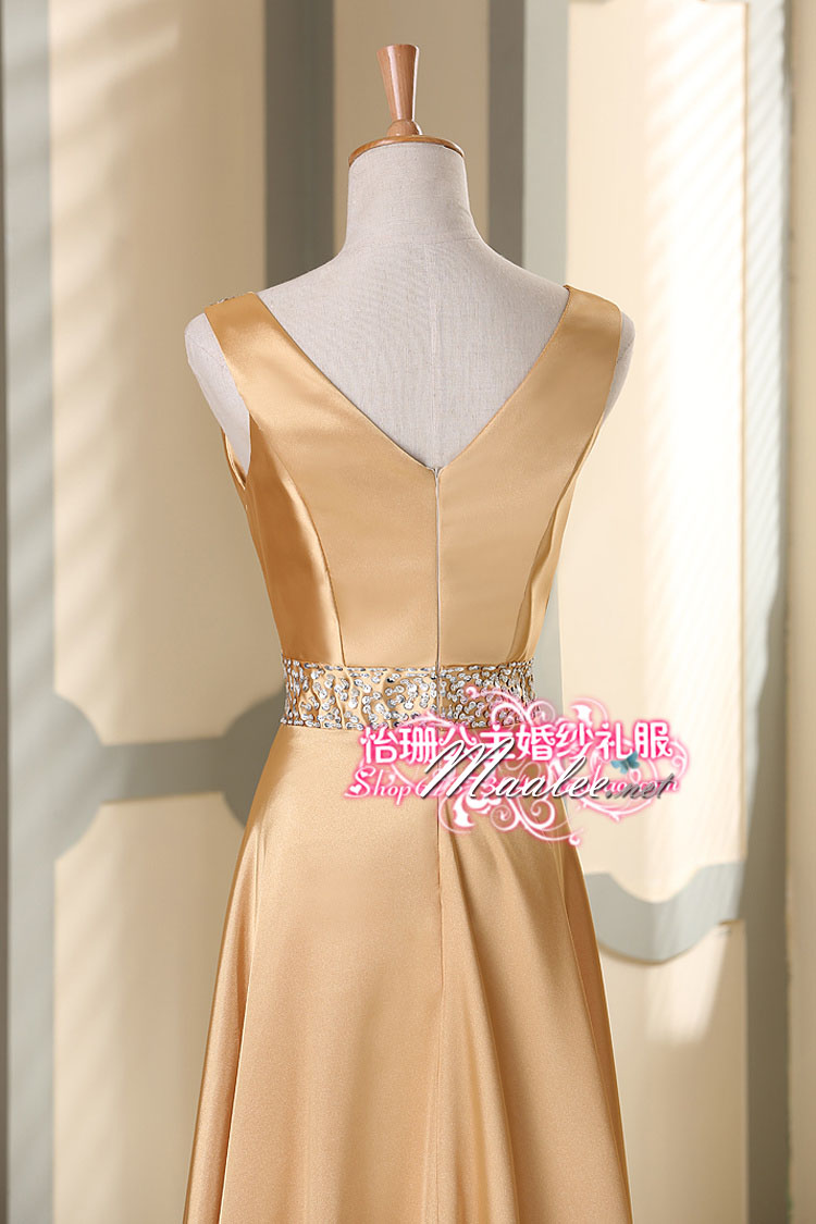 พร้อมเช่า ชุดราตรียาว สีทอง คอวี จับเดรปหน้าอก ปักเลือมช่วงอกและเอว