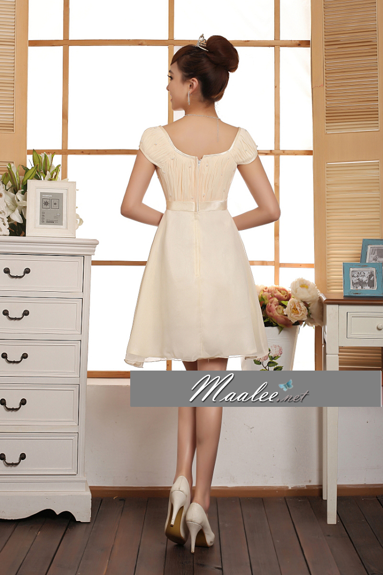 พร้อมเช่า ชุดราตรีสั้น แบบเรียบร้อย แขนสั้น จับเดรปหน้าอก ปักมุก แต่งโบว์ที่เอว สีครีม