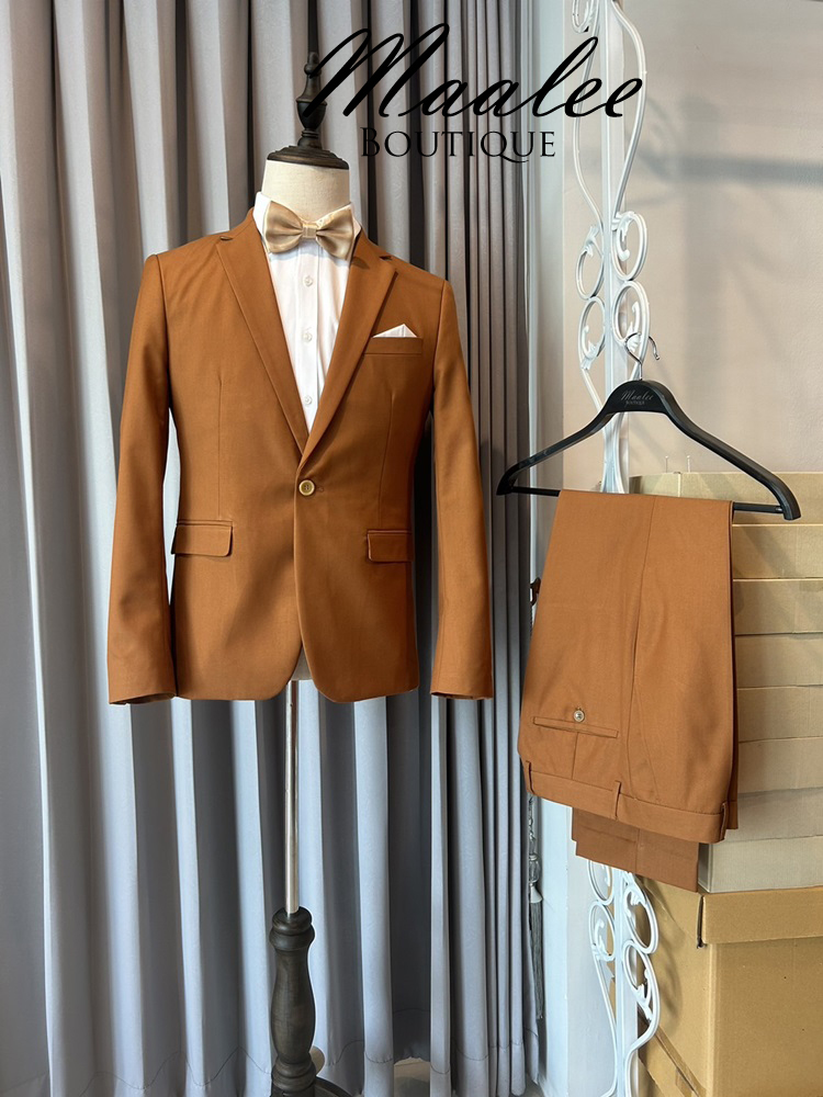 พร้อมเช่า ชุดสูทชาย สีน้ำตาล คาราเมล รุ่นคลาสสิค (ไม่มีเสื้อกั๊ก)
