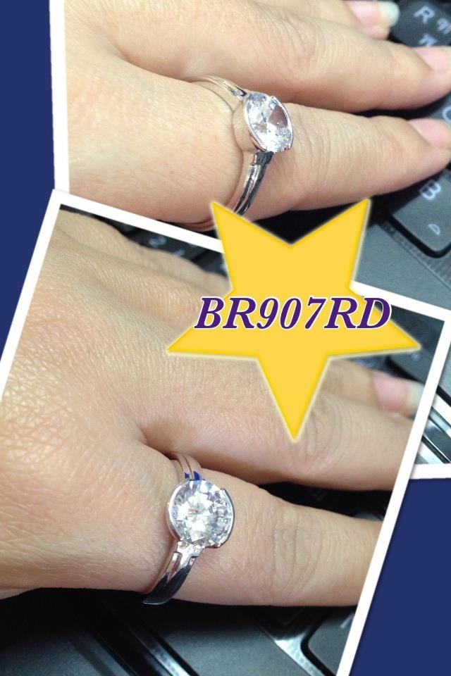 แหวนเพชรเม็ดเดี่ยว เล่นไฟดีมาก เรียบๆ แต่หรูอลังการมากสำหรับรหัสนี้ค่ะ โชว์เพชรเต็มๆ ขนาดประมาณ 3 กะรัต ชุบทองแท้ 24 K หนา 5ไมครอน BR907