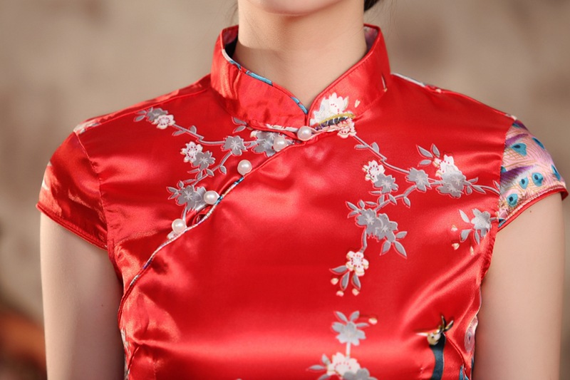 Pre-order กี่เพ้าสั้น แขนล้ำ สีแดง ลายดอกไม้นกยูง ผ้าซาติน