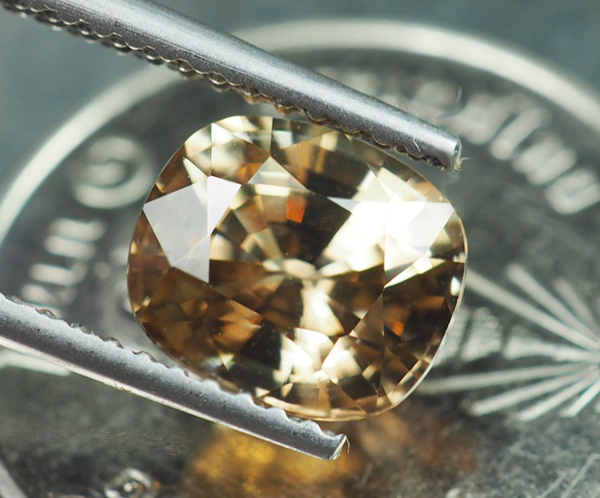 เพทายกัมพูชา 2.85 กะรัตสีน้ำตาลอ่อนปนเหลือง