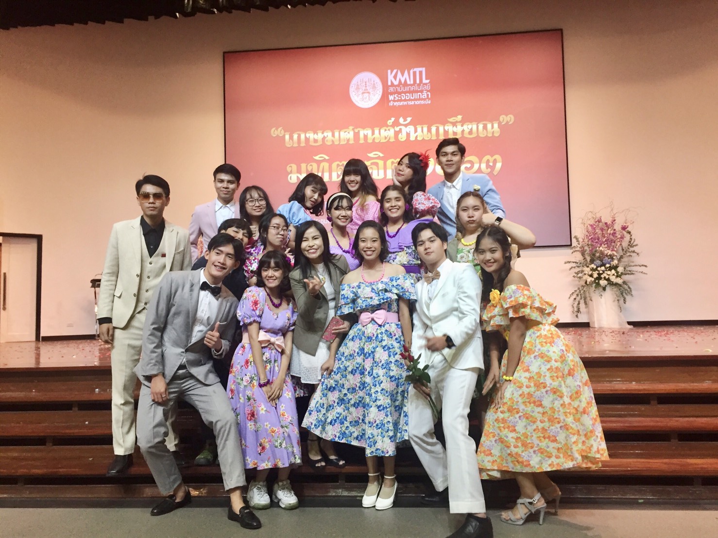 พร้อมเช่า ชุดสูทชาย สีขาว งานเนียบ (พร้อมเสื้อกั๊ก)